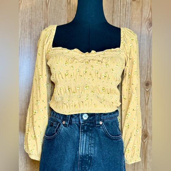 🔴Women’s American Eagle Smocked Peasant Crop Top Quarter Sleeve Yellow Floral M - Picture 2 of 8